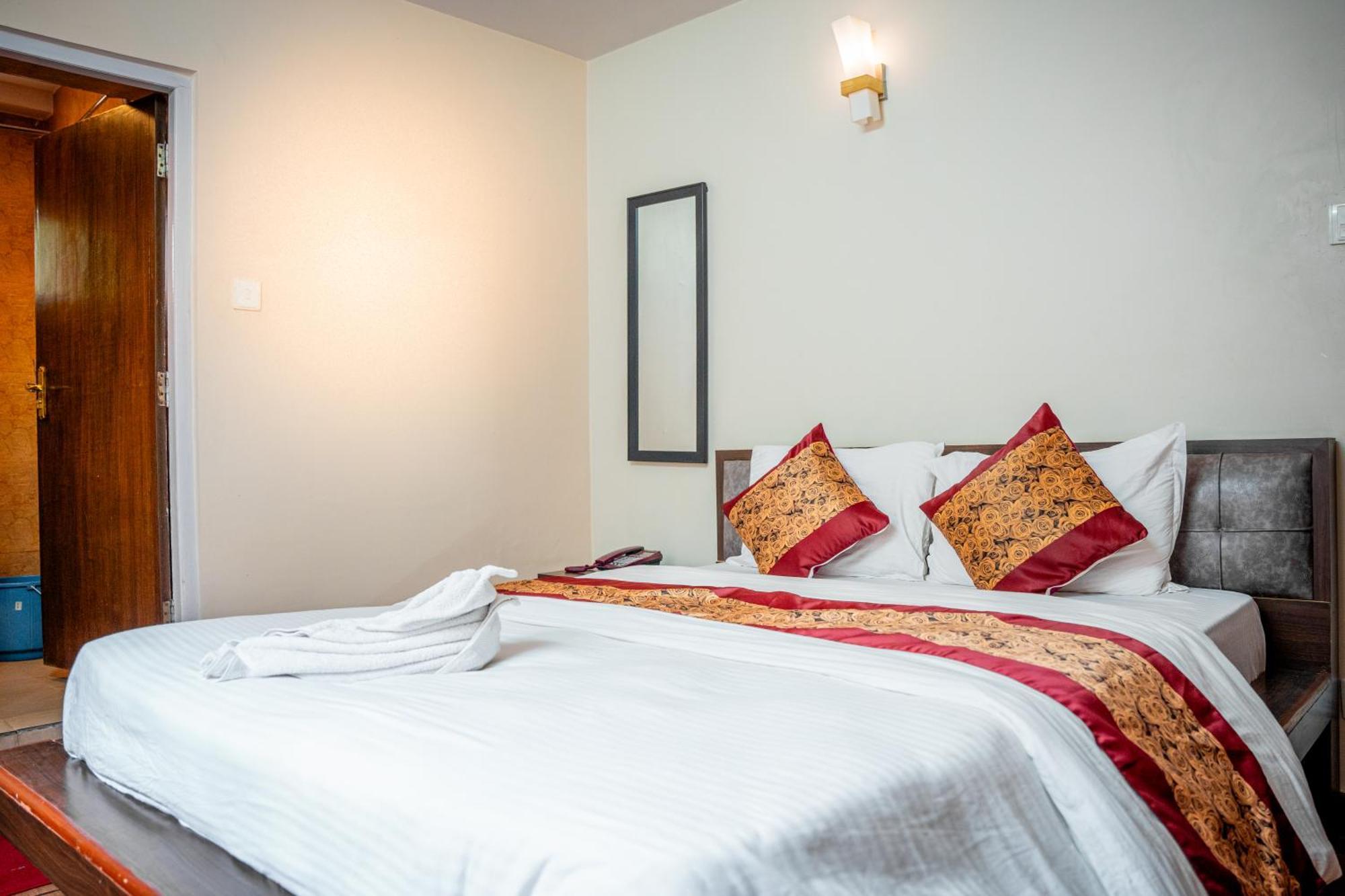 Hotel Harmony & Little Bites Bistro Jawlakhel Ngoại thất bức ảnh